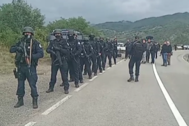 SPECIJALCI TZV. KOSOVSKE POLICIJE U BORBENOJ GOTOVOSTI! Na prelaze dopremaju vozila za razbijanje demonstracija