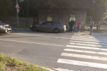 AUTOMOBIL POKOSIO MOTOCIKLISTU U ZEMUNU: Muškarac nepomično leži na betonu! (FOTO)