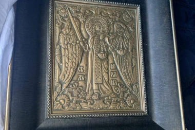 UŠAO U KNJIŽARU U KNEZ MIHAILOVOJ I UKRAO IKONU: Muškarac iz Podgorice uhapšen brzom reakcijom policije