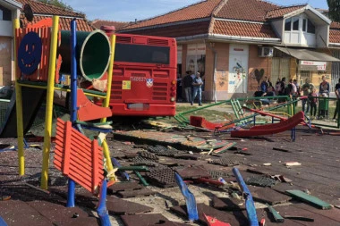 NIJE IMAO KUD! Ovako se branio vozač autobusa sa linije 45 koji je danas uleteo u dečji parkić u Zemunu!