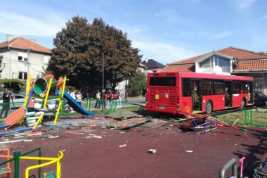 VOZAČ AUTOBUSA 45 NIJE POBEGAO SA MESTA NESREĆE!? Kolege tvrde da je u panici trčao ka okretnici da traži pomoć!
