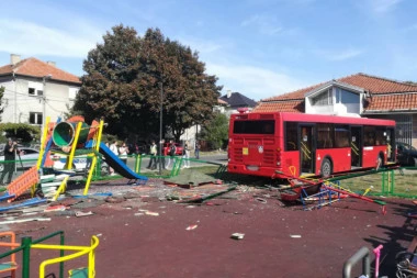 DETALJI NESREĆE U ZEMUNU: Autobus iznenada dobio ubrzanje, vozač sav krvav otrčao do obližnjeg objekta na okretnici