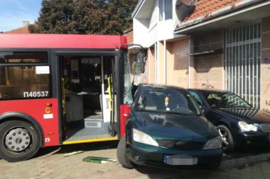 MUP POTVRDIO! Vozaču koji je uleteo autobusom u parkić u Zemunu ODREĐEN PRITVOR!