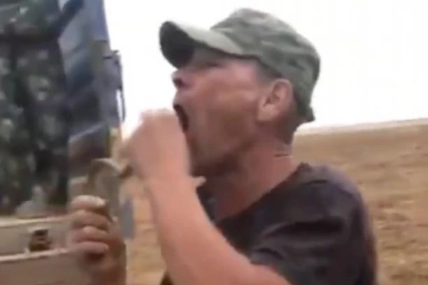 ČUVENI GUTAČ ZMIJA UMRO U MUKAMA! Zabeležen trenutak kada ga je OTROVNICA ugrizla, jezik mu je bio toliki da više nije mogao da stane u usta! (VIDEO)