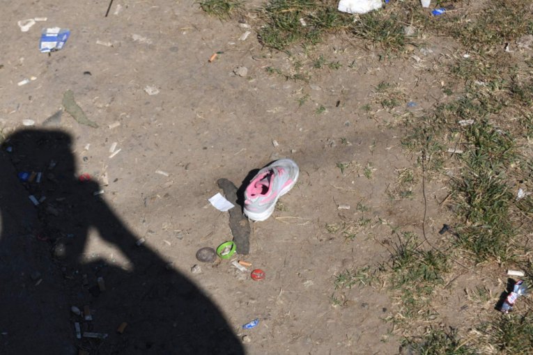 Dečja patika i dalje stoji u parkiću