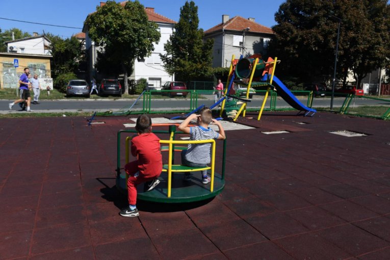 Deca se igraju u parku dan posle nesreće