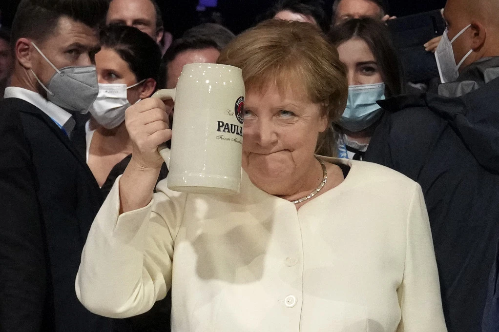 NE DOZVOLITE DA TAJ ČOVEK BUDE MOJ NASLEDNIK, BIĆE PROPAST ZA NEMAČKU! Upozoravajuća poruka Angele Merkel pred odlazak, čuvena Muti sutra se oprašta od politike!