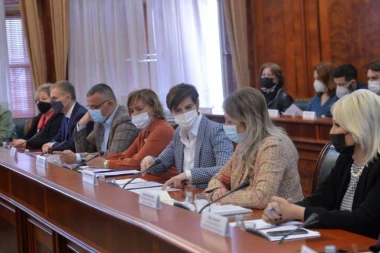 MINISTARKA U VLADI SRBIJE ZAVRŠILA U BOLNICI! Anđelka Atanasković zaražena koronavirusom!