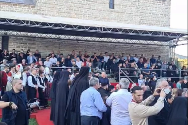 PATRIJARH PORFIRIJE STIGAO U BERANE! Narod ga pozdravio ovacijama! KLIČU "KOSOVO JE SRCE SRBIJE"!