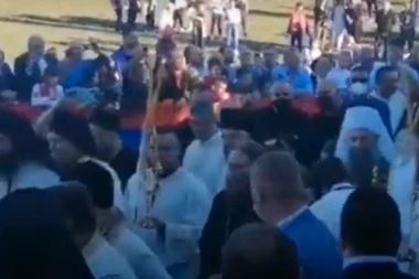 POGLEDAJTE KAKO SU BERANCI DOČEKALI SRPSKOG PATRIJARHA! Dostojan, dostojan! (VIDEO)