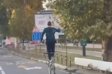 HRABROST ILI LUDOST!? Pogledajte kako mladić vozi bicikl na Mostu slobode u Novom Sadu (VIDEO)