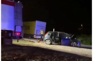 TEŠKA SAOBRAĆAJNA NESREĆA KOD MLADENOVCA! Vatrogasci seku vozilo da izvuku povređene! CIKA I VRISKA SE ČUJU IZ AUTA! (VIDEO)