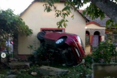 LJUDIMA AUTOMOBILOM I TO KROZ PROZOR ULETEO U PORODIČNU KUĆU! Nesvakidašnja saobraćajna nesreća u Đurđevu! (VIDEO)