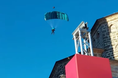 PAO S NEBA! Pogledajte kako je vladika Jovan došao na ustoličenje episkopa Metodija! (VIDEO)