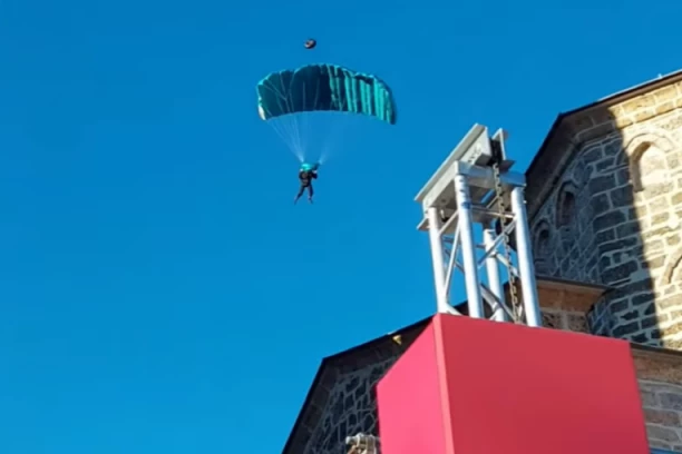 PAO S NEBA! Pogledajte kako je vladika Jovan došao na ustoličenje episkopa Metodija! (VIDEO)