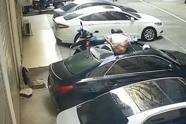 VRHUNAC KAKAV NIJE OČEKIVALA: Žena PALA s terase tokom INTIMNIH ODNOSA i sletela na krov automobila! (FOTO)