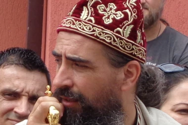 DRAMA U CRNOJ GORI ZBOG SPOMENIKA VOĐI ČETNIKA - Mitropolit Metodije poručio: Nek dođu da ruše crkvu