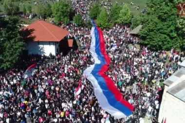 TROBOJKA DUGAČKA 120 METARA NA USTOLIČENJU METODIJA: Vasojevići razvili srpsku zastavu ispred Đurđevih stupova! (FOTO)