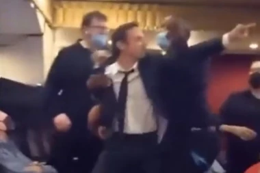 BUŠ BRUTALNO NAPADNUT: Moji prijatelji su mrtvi zbog vas, lagali ste da je Irak pretnja, morate se izviniti!