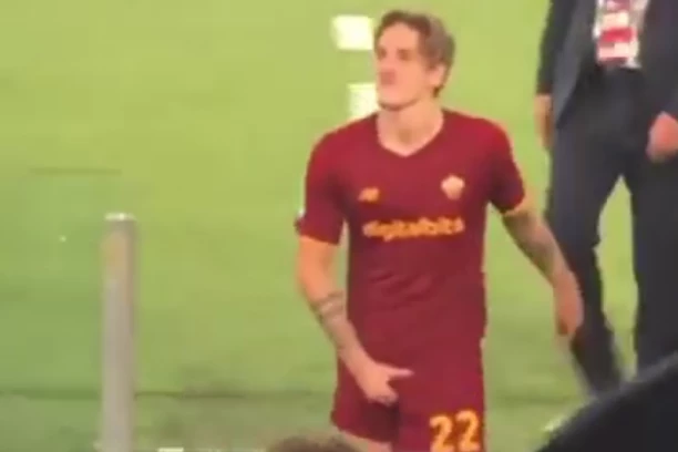 INCIDENT KOJI JE SVIMA PROMAKAO: Igrač Rome provocirao navijače Lacija hvatanjem za prepone! (VIDEO)