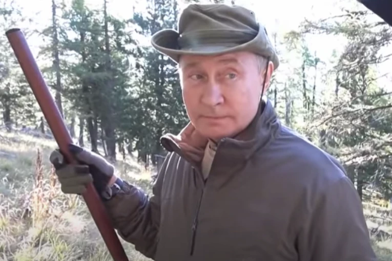 VLADIMIR PUTIN IZAŠAO IZ IZOLACIJE I OTIŠAO NA ODMOR! Evo sa kim provodi vreme i šta radi! (VIDEO)