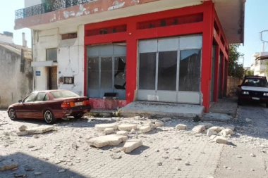 FOTOGRAFIJE ZEMLJOTRESA NA KRITU: Teško oštećene zgrade i kuće, nekoliko ljudi zarobljeno u ruševinama (FOTO)