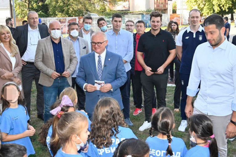 Učenici OŠ  "1300 kaplara" sa Goranom Vesićem i Vanjom Udovičićem