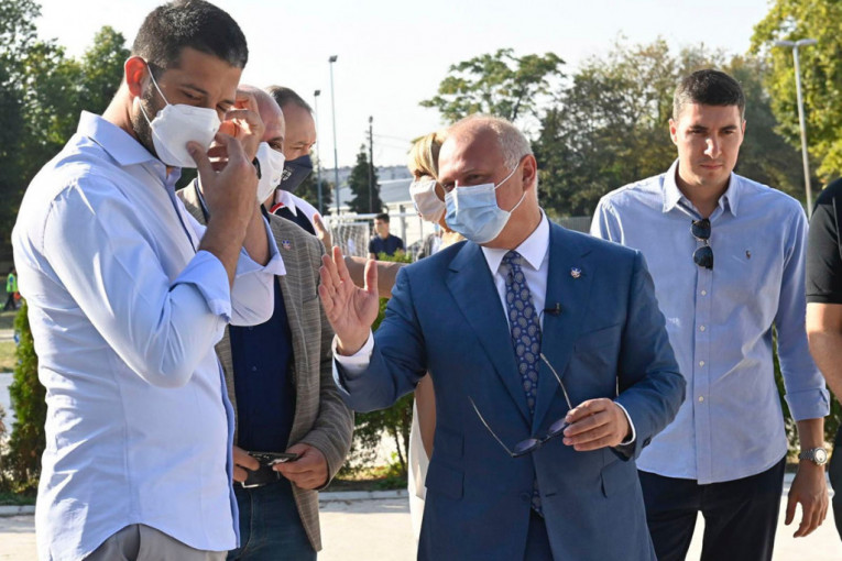 Vanja Udovičić i Goran Vesić posetili OŠ  "1300 kaplara"