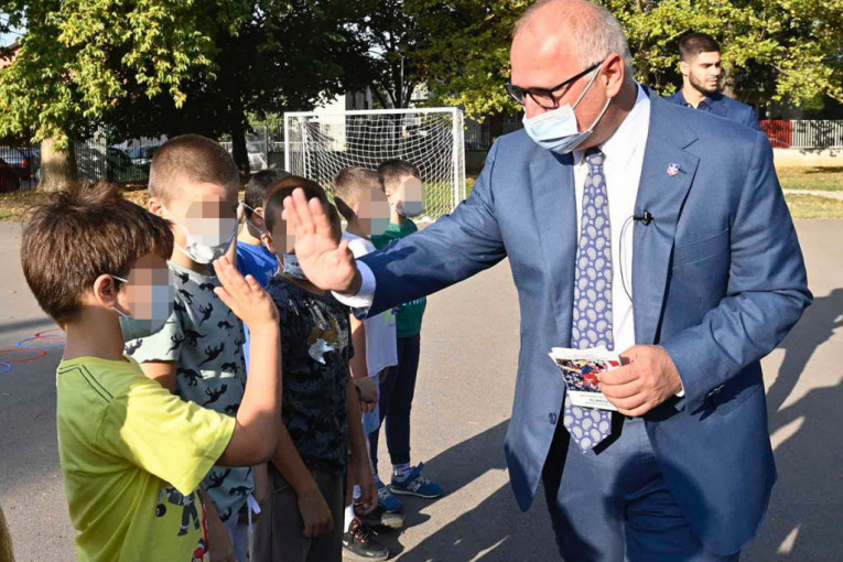 Đaci i Goran Vesić