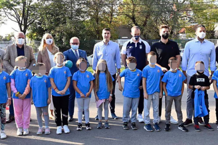 Đaci OŠ  "1300 kaplara"