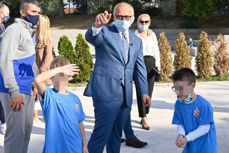 Goran Vesić sa đacima