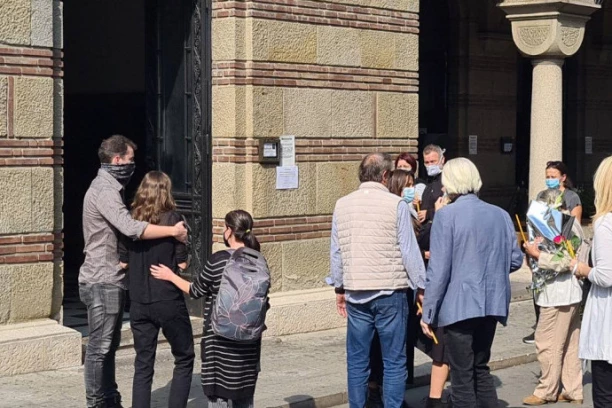 POTRESNA SCENA ISPRED KAPELE RAZARA DUŠU: Supruga i ćerka van sebe, guše se u suzama, NISU MOGLE OD PREVELIKE TUGE I BOLA DA POGLEDAJU KOVČEG NENADA NENADOVIĆA! (VIDEO)