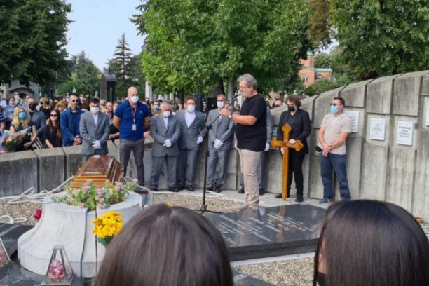 GOVOR BODE NINKOVIĆA POSVEĆEN SVOM KUMU NENADU NENADOVIĆU SLAMA SRCA: Glumac je jedva izgovarao rečenice SUZDRŽAVAJUĆI SE DA NE ZAPLAČE! (VIDEO)