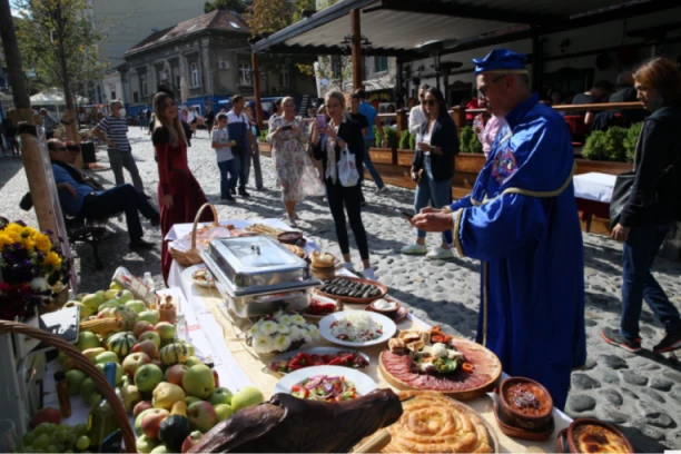"FESTIVAL SRPSKE TRPEZE" ODRŽAN U SKADARLIJI! Đakonije "Tri šešira" oduševile gurmane!