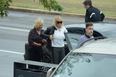 LEPA BRENA UKRALA ČAŠU MIROSLAVA ILIĆA IZ KOJE JE PIO ZA DNK? Otkriveni ŠOK detalji o pevačici, danas je GLAVNI SVEDOK na suđenju! (VIDEO)