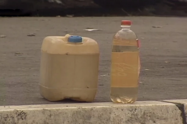 KAP KOJA JE PRELILA BAČVU! Sin se naljutio na roditelje pa im u burad sa vidnom sipao BENZIN!