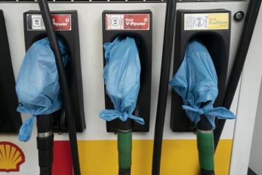 U NEMAČKOJ SE ZAHUKTAVA PREKOGRANIČNI "BENZIN TURIZAM"! Cene goriva otišle u nebesa!