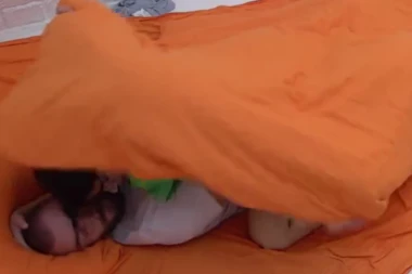 PONOVO ZAVRŠILI U KREVETU! Mensur se skinuo, Milica odmah ULETELA POD JORGAN, zadrugari u šoku! (VIDEO)