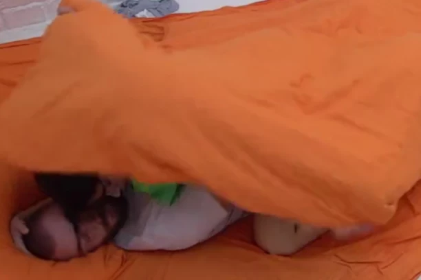 PONOVO ZAVRŠILI U KREVETU! Mensur se skinuo, Milica odmah ULETELA POD JORGAN, zadrugari u šoku! (VIDEO)