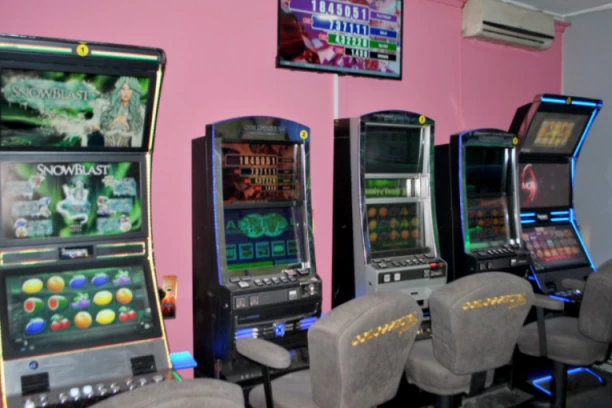 OTKRIVENE NELEGALNE KLADIONICE U SREMSKOJ MITROVICI! Zaplenjeni slot aparati, liste za klađenje, i PUN  automat za isplatu novca!