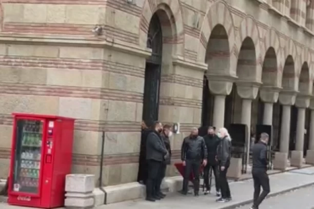 FUTA SLOMLJEN OD BOLA: Utučen stigao na sahranu supruge Marine Tucaković! (FOTO/VIDEO)