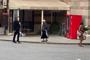 LAĆA STIGAO NA SAHRANU MARINE TUCAKOVIĆ: Sin utučen bolom, grca u suzama! (FOTO)