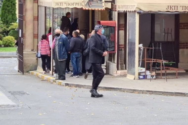 PATILA JE ZA NJIM DUGO, A SADA JU JE SAHRANIO: Oliver Mandić utučen na sahrani bivše ljubavi, sad joj je rekao poslednje ZBOGOM!