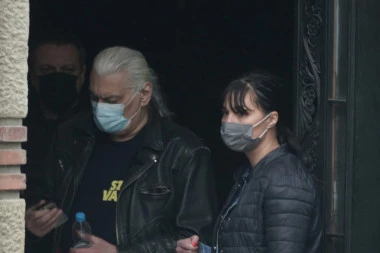 FUTA U KAPELI GRCA U SUZAMA: Zapalio sveću za pokojnu Marinu Tucaković, a onda od BOLA zajecao! (FOTO)