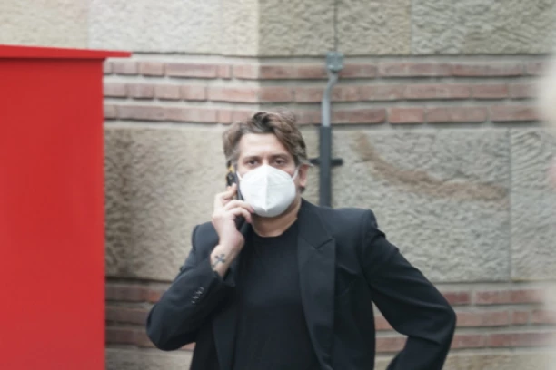 SIN MARINE TUCAKOVIĆ SE POJAVIO SA KRSTOM NA RUCI NA SAHRANI: Svima je promakao jedan detalj na Laći! (FOTO)