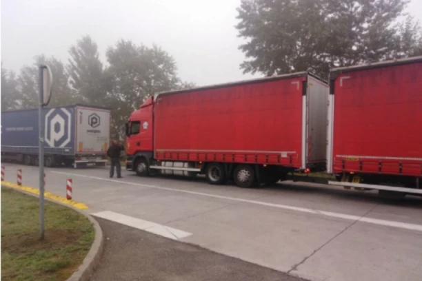 KILOMETARSKE KOLONE NA HORGOŠU: Teretna vozila čekaju i do 20 sati