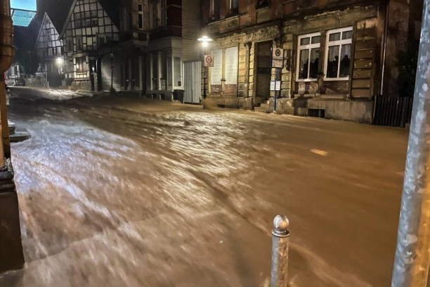 HOROR U SLOVENIJI - BUJICE RAZORILE LJUBLJANU, POD VODOM 500 OBJEKATA, AUTOMOBILI NESTALI S LICA ZEMLJE! Meteorolozi u šoku: Ovako nešto nas nije zadesilo 250 godina! (VIDEO)