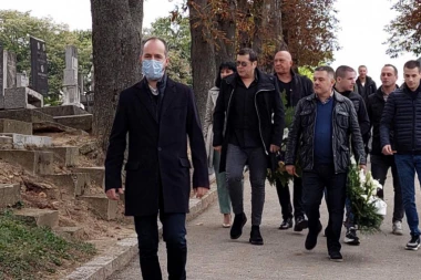 ACO PEJOVIĆ NA POMENU TOMI ZDRAVKOVIĆU: Pevač odao počast legendi narodne muzike! (VIDEO)