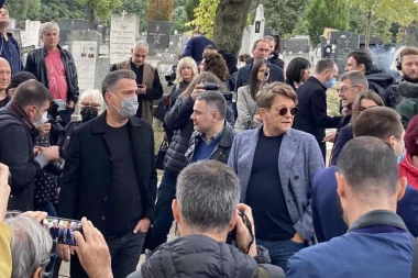 DRAGAN BJELOGRLIĆ DOŠAO DA ODA POČAST, PA ŠOKIRAO PRIZNANJEM! Glumac istakao antivakserski stav: NEMA ZARAZE U BIOSKOPIMA! (VIDEO)