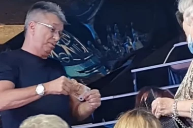 SAŠA POPOVIĆ DELIO PARE I ŠAKOM I KAPOM: Isplivao snimak sa "Zvezda Granda" koji je šokirao javnost! (FOTO)